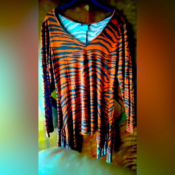 VENUS Tunic, tiger striped top. Medium. With asymmetrical hem. - Picture 2 of 7